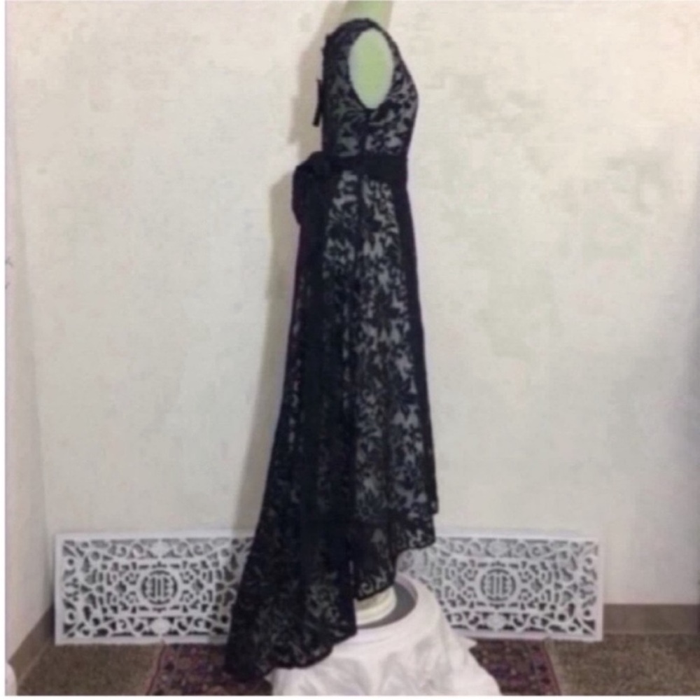 Elegant Black Lace Evening Gown